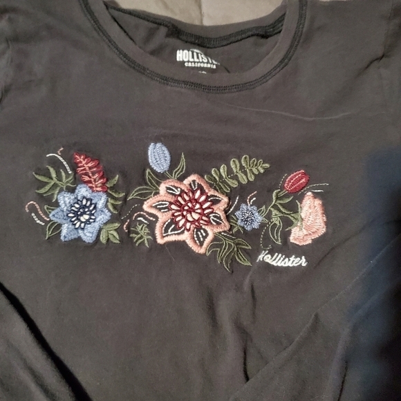 HOLLISTER embroidered floral long sleeve dark gray tee - Picture 2 of 4